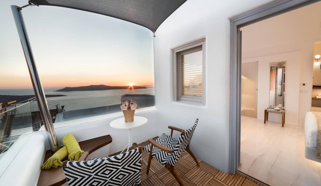 Emfasis Luxury Villa in Fira