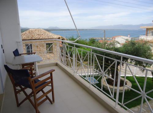 Erato Apartments in Petalidi