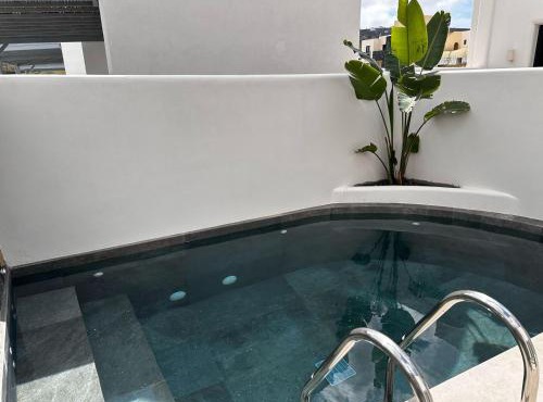 Erthā Suites with private pools in Vóthon