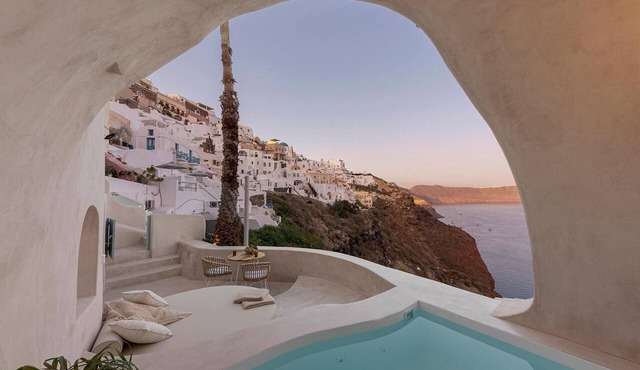 Exotic Cave Suite with Hot Tub and Sea view by Caldera Houses in Oía