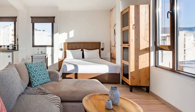 Explore Nightlife Near an Apartment With an Acropolis View in Athens