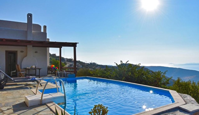 Family house with a swimming pool 5 minutes from Ioulida in Ioulis