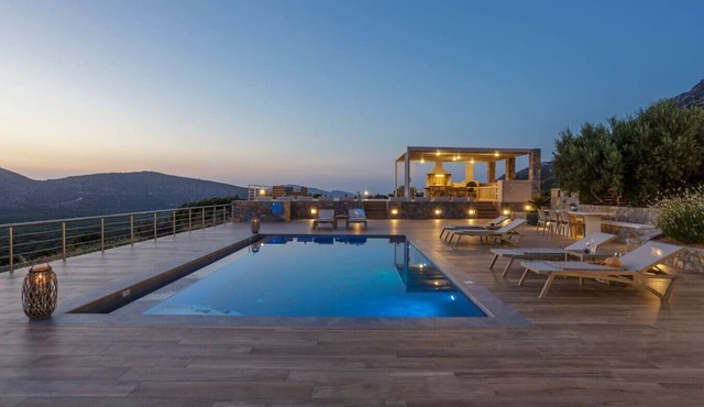 Family Villa with Heated Pool, BBQ & Kids Playground! in Ierapetra
