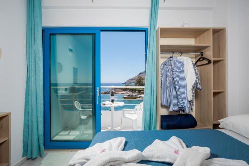 Finikas Resort Sfakia - Seaside Rooms in Loutro