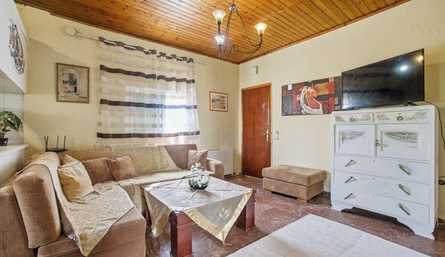 Flat near Corfu Airport with Balcony, Wi-Fi, and Air Conditioning in Kastania