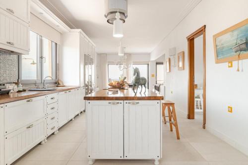 Front Row to the Beach - Luxury 2BR with Free Parking in Loutraki