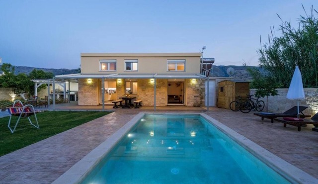 Garden Villa - bikes, private pool, garden family home in Crete