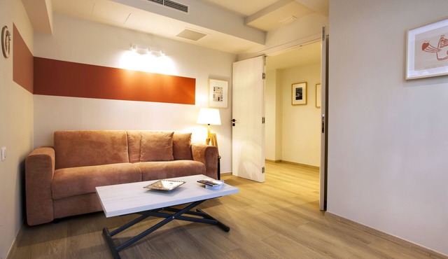 Gracious-Accessible Apt in Ideal Location in Athens