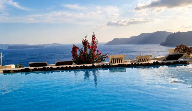 Grand Canava in Oia