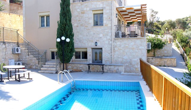 Great Escape villas suitability for family's - very clean friendly to all . . in Μαρούλας