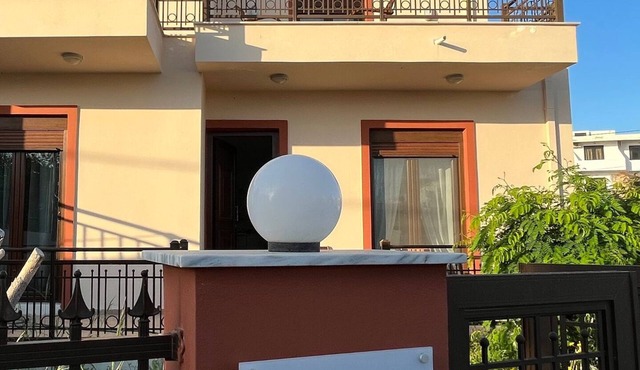 Great vacation home, with a view of the ocean, close to the beach, and plenty of space to relax in Gennadi
