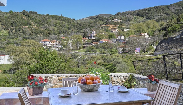 Green Oasis in tranquil village in Elos