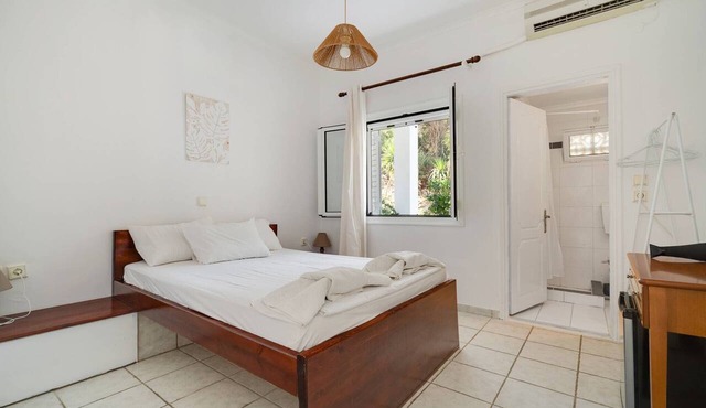 'Ground Floor' Room, Shared Pool and Wi-Fi in Nikiana