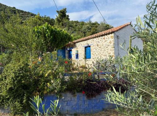Happynest Leni, Stone House in Dhernikaíika