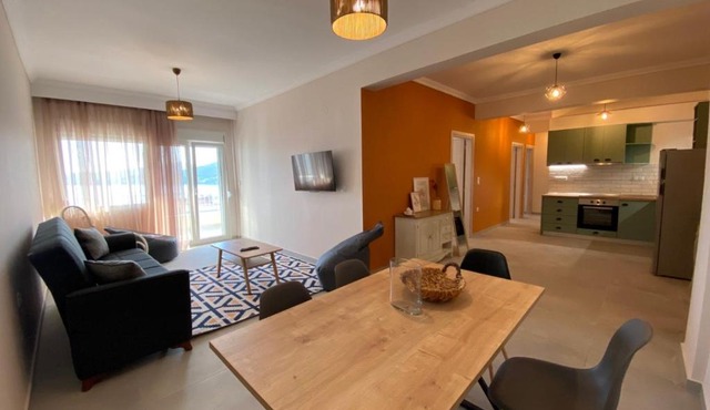 Hilltop Luxury Apartment in Paleo Tsifliki