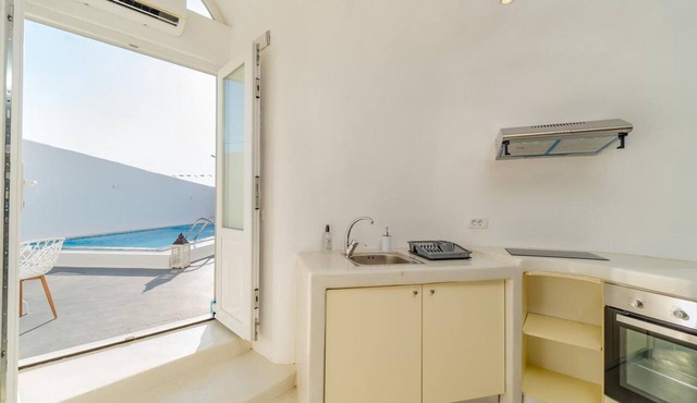 Holiday Home 'Cave House 13 Guests, Private Pool' with Wi-Fi and Air Conditioning in Fira