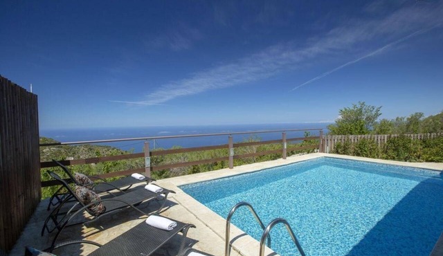 Holiday House in Apollonii with Private Pool and Spectacular View in Vasiliki