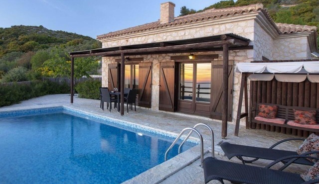 Holiday House in Apollonii with Private Pool in Vafkeri