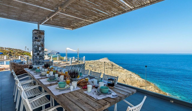 Holiday villa Penelope, on the edge of the sea in Chania