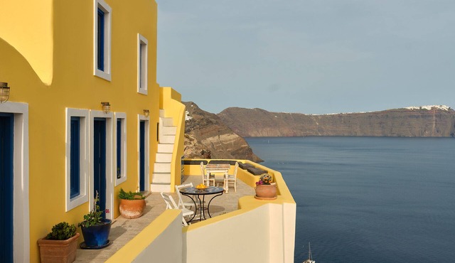 Ilivatos - Elegant Villa on the Caldera's Edge in Oia
