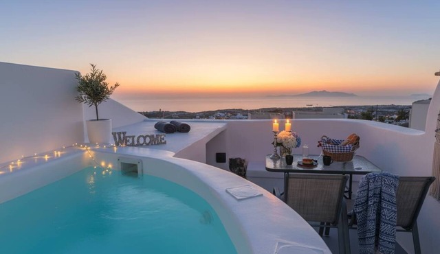 Ira Sea View Couple Studio with Rooftop Jacuzzi in Santorini