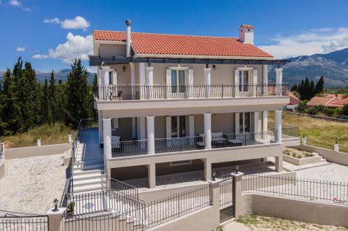 Irene Luxury Apartments in Metaxáta