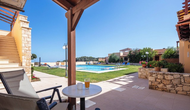 Karoti 18 apartment, w/private garden & common pool in Karoti