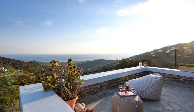 Kato Spiti - Artful Home with Sea View II in Τριαντάρος