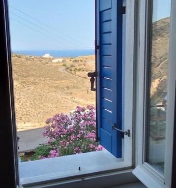 Kioura's home in Ano Syros