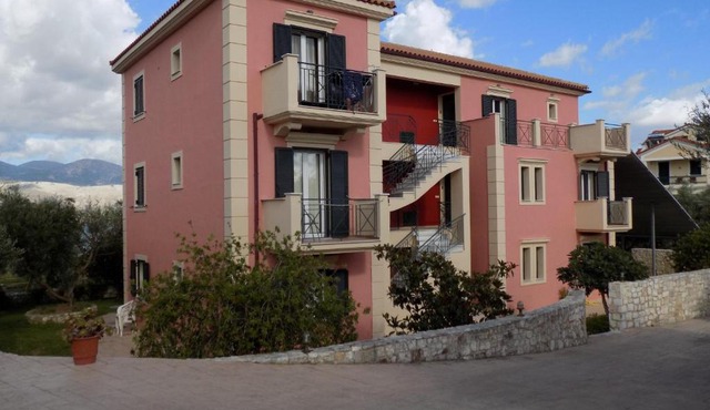 Kolona Apartments in Lixouri