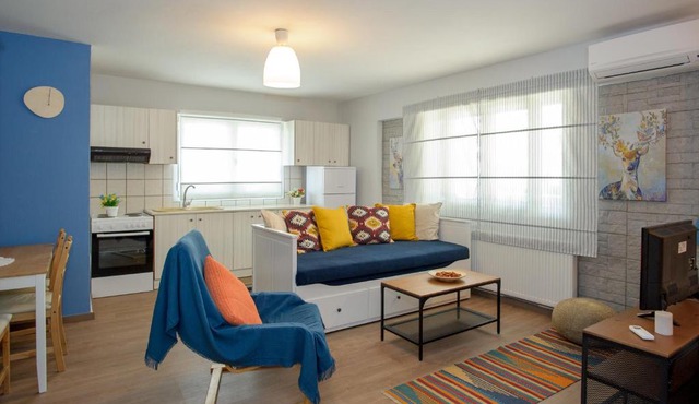 La Casa - traditionally elegant apt 38m2 w prk grd in Ioannina