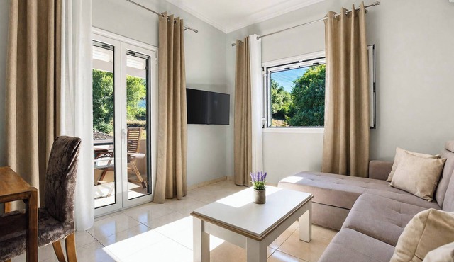 La Perla #1 | 1BR Apartment with Balcony in Kompitsi
