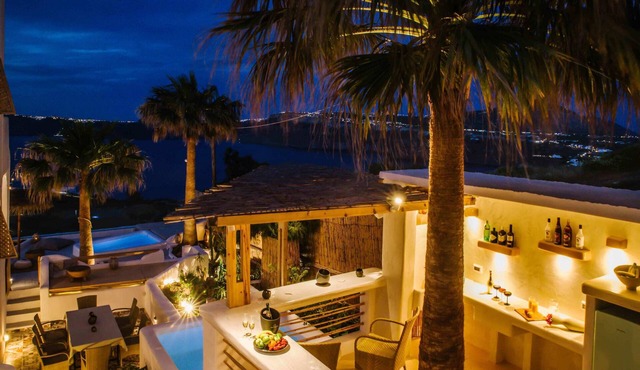Lavish 5 BR Villa With Refreshing Pool And Jacuzzi in Akrotiri