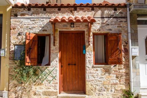 Lavrio stone house 5 min from the centre/port in Lavrio