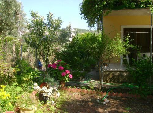Lefkas house with garden in Tsoukalades