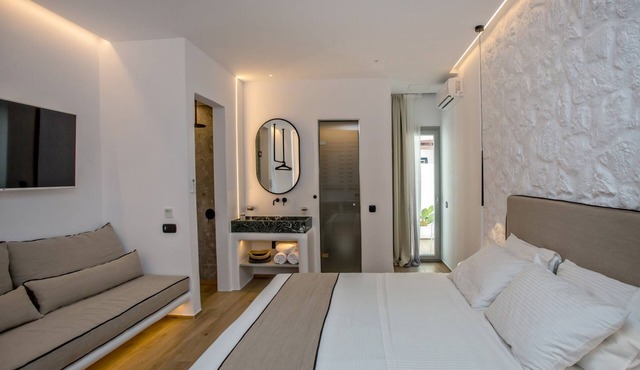 Levantes Luxury Suites II in Tinos