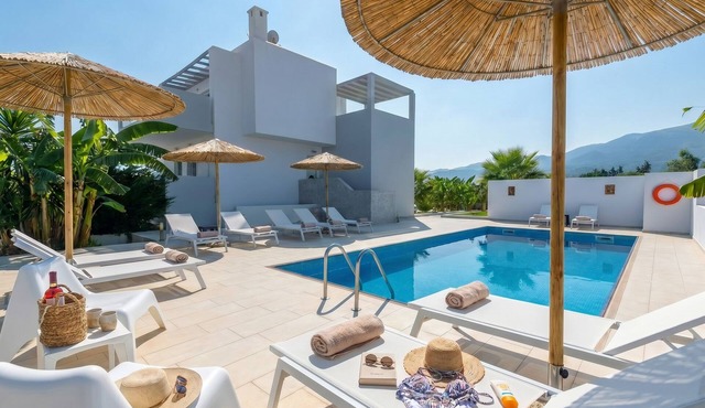 Lilu Villa 2 with Private Pool and Seaview in Tigaki
