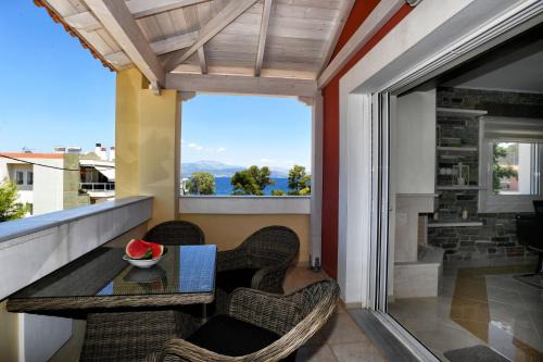 LIVAS Almyri seafront flat in Corinth