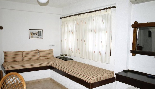 Lovely apartment for 4 guests with pool, WIFI, A/C, hot tub, TV, terrace and parking in Ierapetra