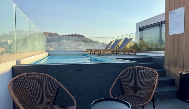 Luxurious Athens Retreat | Shared Pool & Gym by TT Luxury Homes in Athina