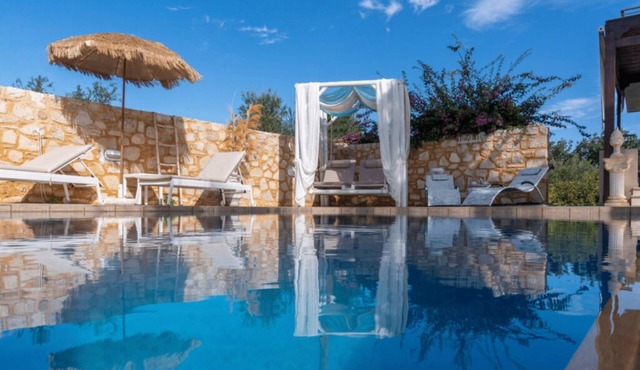 Luxurious Greek Villa with pool and facilities in Chania