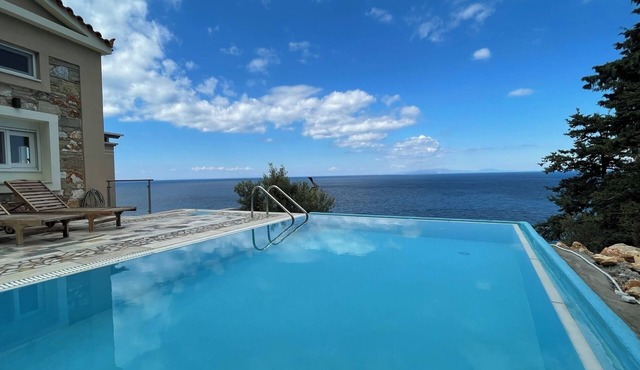 Luxurious Villa Elise with infinity pool and sensational Aegean Sea views in Karlovassi