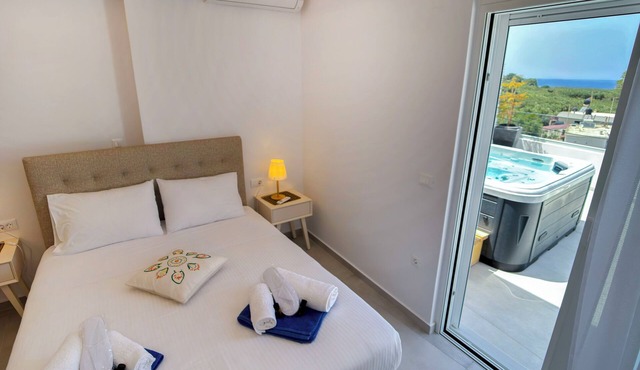 Luxury Dream with Private Jacuzzi in Καλουδιανά