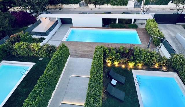 Luxury duplex with a pool, gym, parking, 3,340 sq.ft., coastal & beach access. in Elliniko