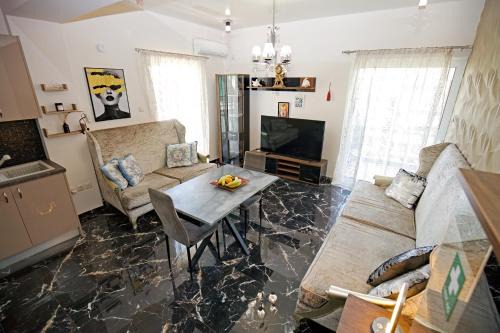 Luxury Romantic Seaside Apartment in Varkiza in Vari