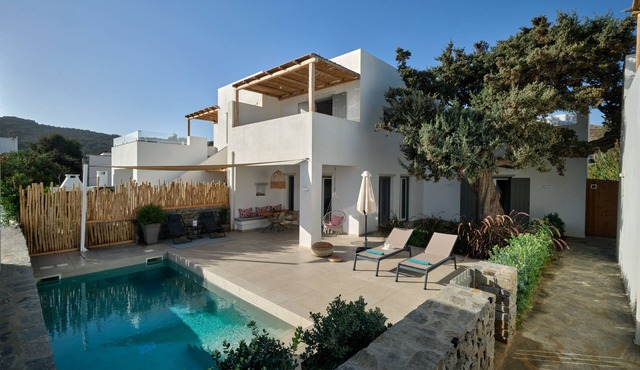 Luxury Scarlet beachfront Villa with heated pool, Molos, Paros in Πάρος