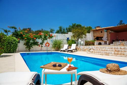 Luxury Seaside Villa Plumeria ,50m to Sandy Beach, Chania in Tersanas