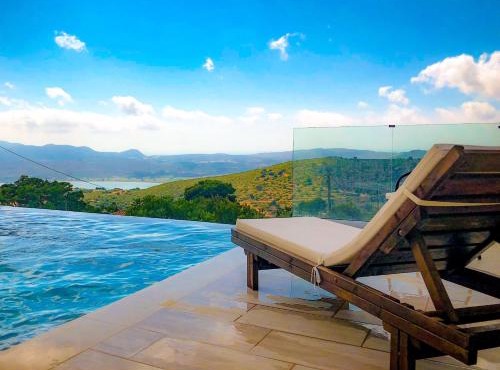Luxury villa with private infinity pool in Kardhakáta