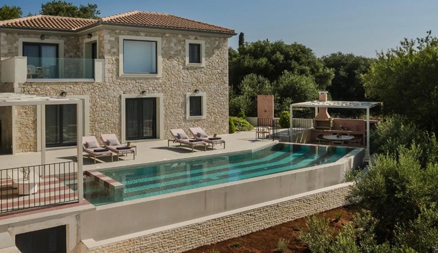 Majestic Stone Villa Sea View Pool in Andipáta Erísou