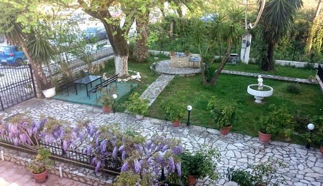 Maritsas Apartments in Roda